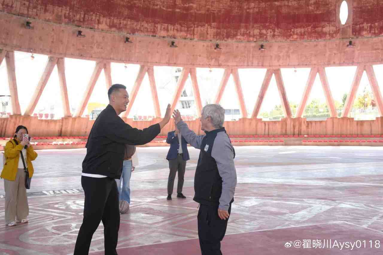 跨界同框！翟晓川晒照与前国足主帅米卢合影：很荣幸在首钢园见面